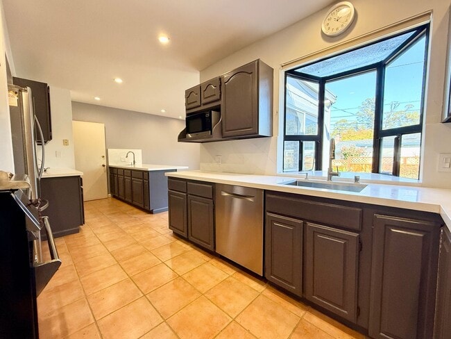Building Photo - Beautifully Renovated Single-Family Home i...