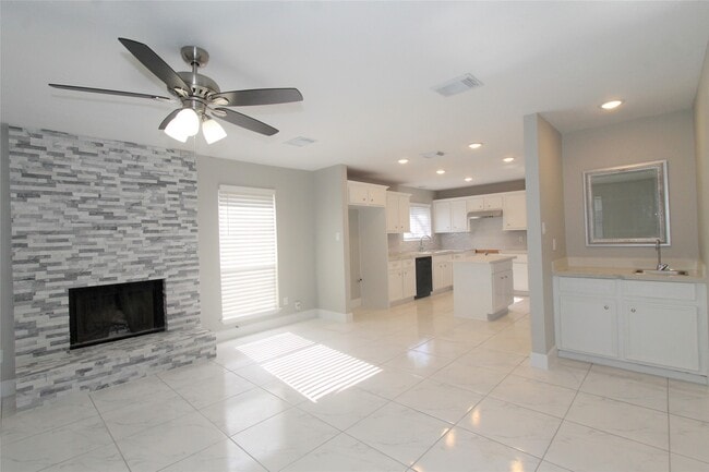 Building Photo - 4611 Silver Fox Dr