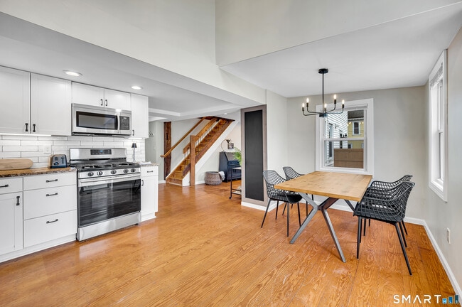 Building Photo - 736 Main St