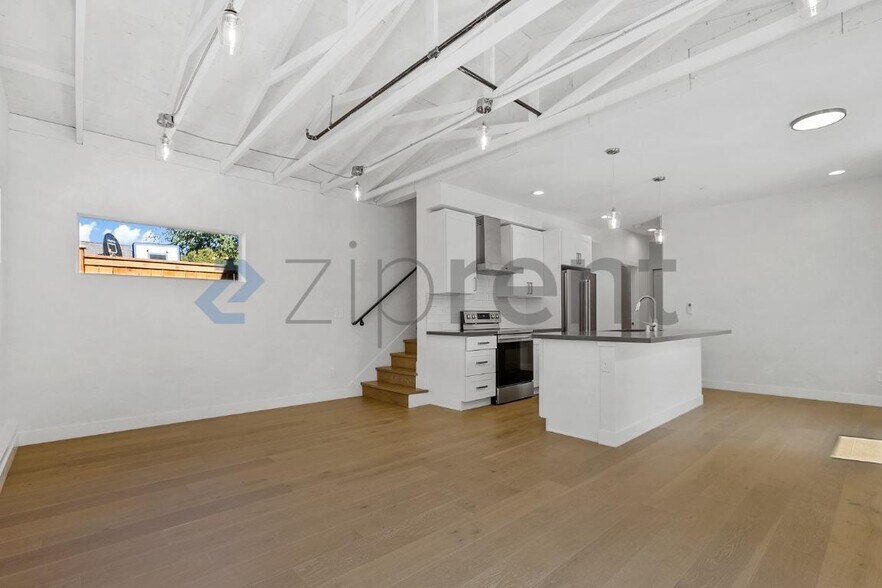 Building Photo - Unit C