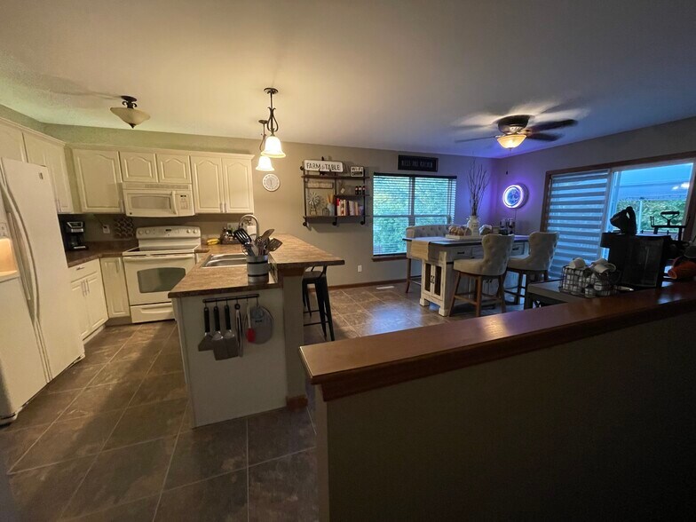 Kitchen - 2045 Rosewood Dr NW