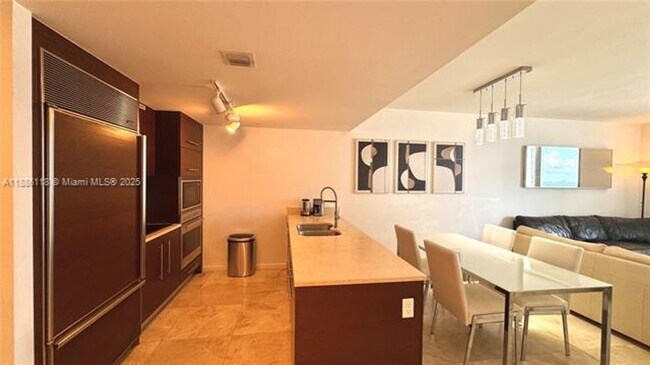 Building Photo - 475 Brickell Ave