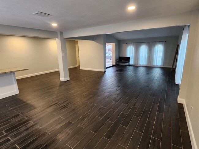 Building Photo - 2123 Quail Valley E Dr