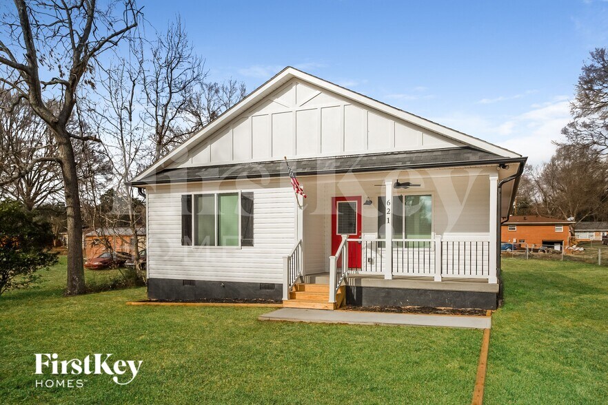 Building Photo - 621 E Mills Dr