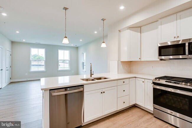 Building Photo - 14055 Sunrise Valley Dr