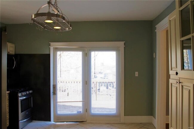 Building Photo - Absolutely adorable 3 bedroom/1.5 bath house in Ritenour school district!