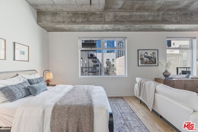 Building Photo - 645 W 9th St