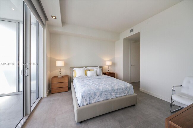 Building Photo - 1300 Brickell Bay Dr