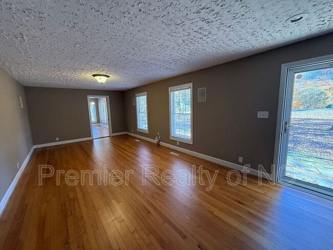 Building Photo - 201 Wandering Ln