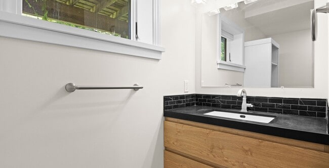 Building Photo - 3-Bedroom Home with Peekaboo Views of Silv...