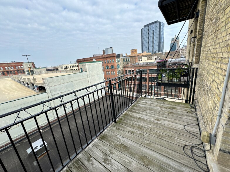 Building Photo - 239 E Chicago St