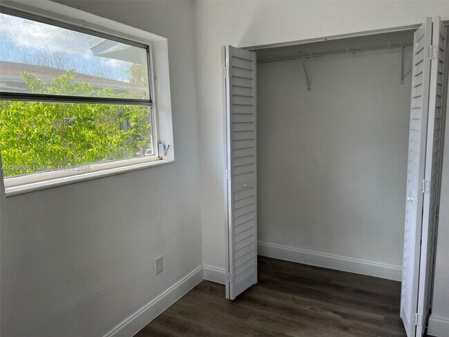 Building Photo - 633 NW 23rd Ct