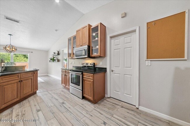 Building Photo - 897 Hunters Creek Dr