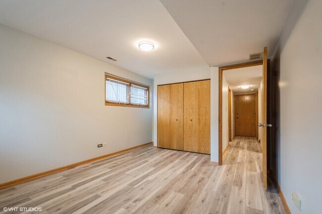 Building Photo - 7411 N Claremont Ave