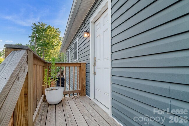 Building Photo - 812 E 18th St