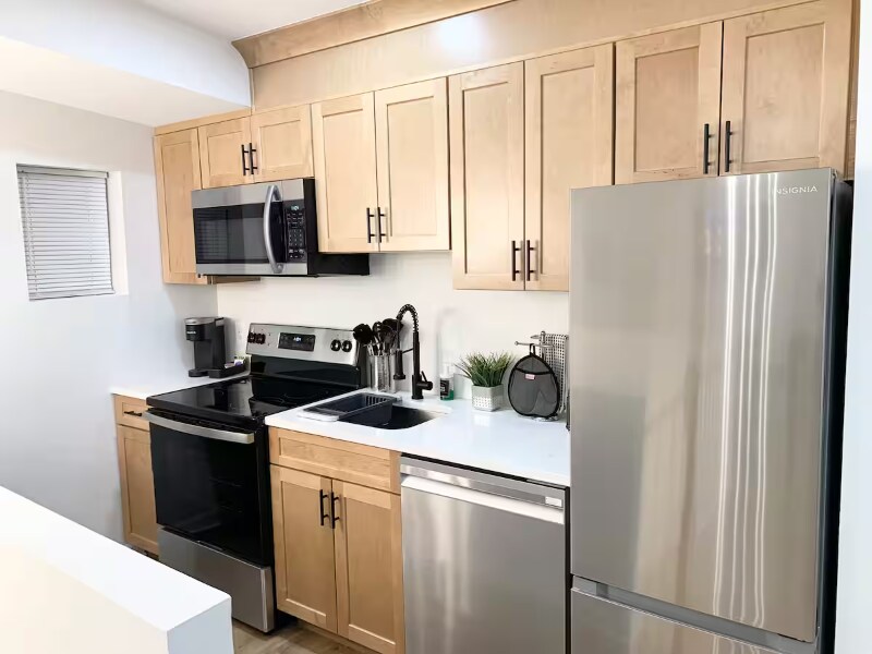 Building Photo - 1600 S Charles St