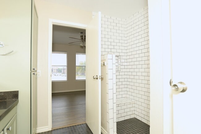 Building Photo - 418 Garland Dr