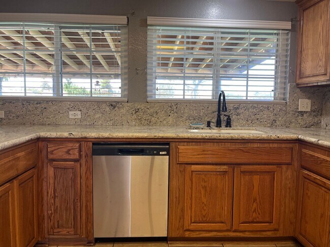 Building Photo - 4-Bedroom Home in Hesperia!