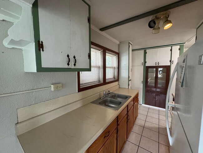 Building Photo - 304 N Rockingham Ave