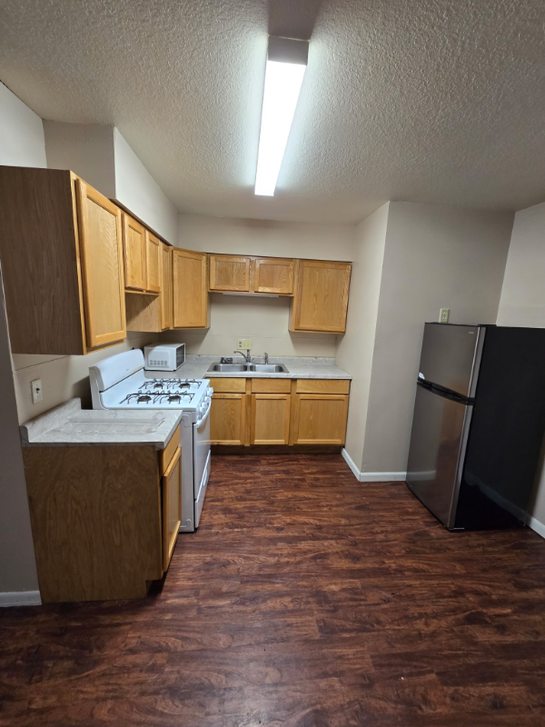 Primary Photo - 106 N Oak St