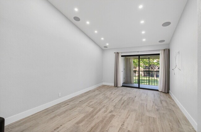 Building Photo - 3939 NE 5th Ave