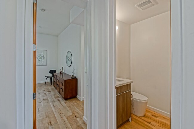 Building Photo - Custom, Modern & Spacious Tri-Level Home w...