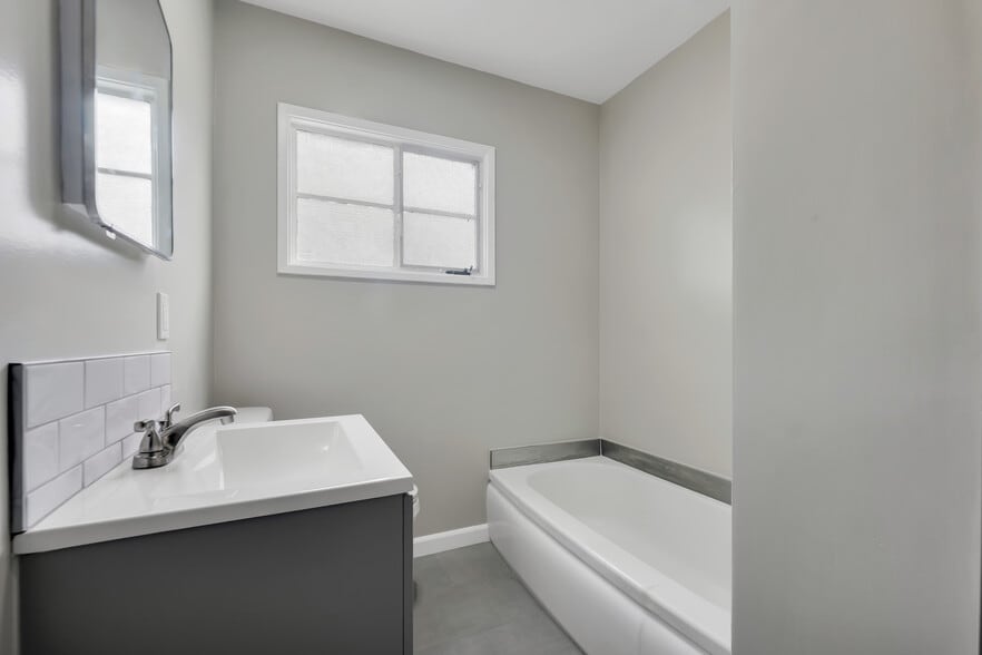 Bathroom - 4080 Abourne Rd