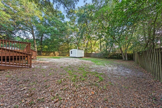 Building Photo - Pet Friendly!  Ideal location to Eglin AFB!!