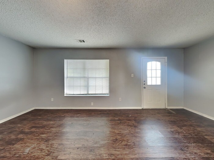 Building Photo - 1101 Bronner Dr