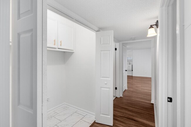 Building Photo - 5 bedroom 3 bath in Covington recently renovated just off the town square