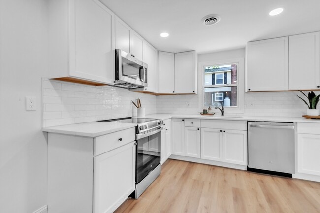 Building Photo - 211 Della Ln