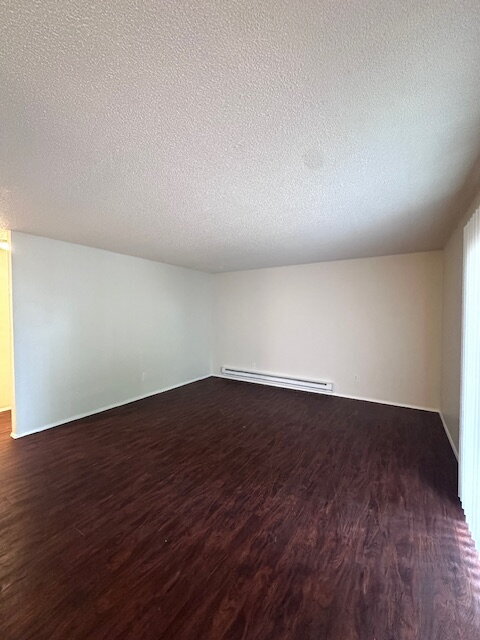 Building Photo - Charming 2-Bed Oasis with Full Bath on SE Division - 836 Sq. Ft. of Portland Comfort!