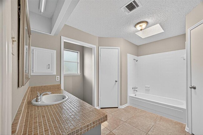 Building Photo - 16019 Parksley Dr