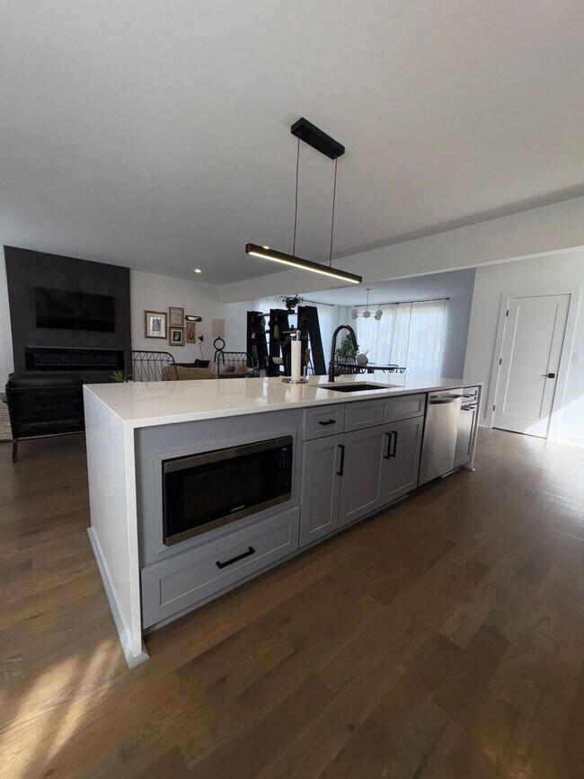 Building Photo - Fully Furnished 5 Bed, 3.5 Bath Located In East Nashville's McFerrin Park Neighborhood w/ Flexibl...