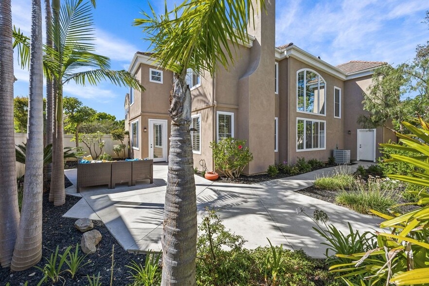 Building Photo - 12 Calais