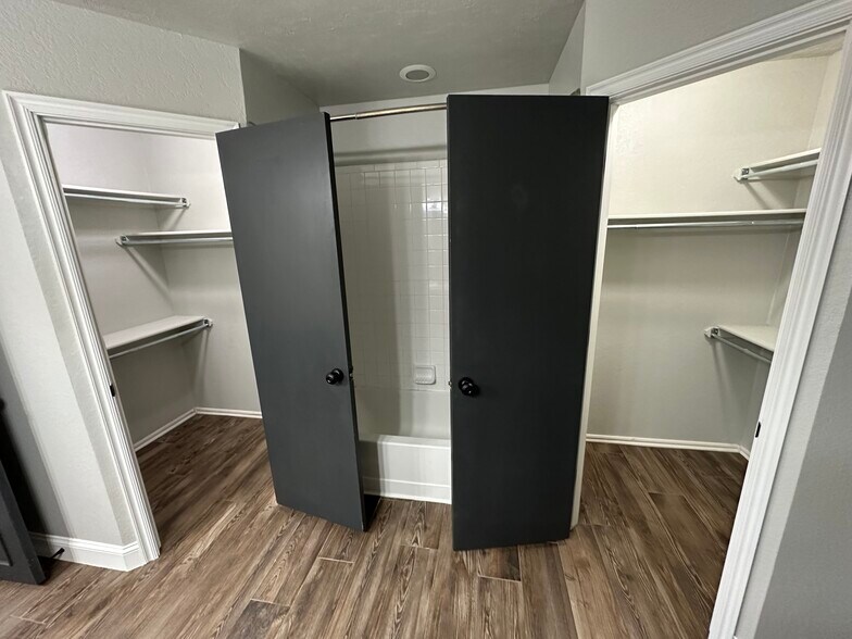 Building Photo - 13 Woodgate Dr