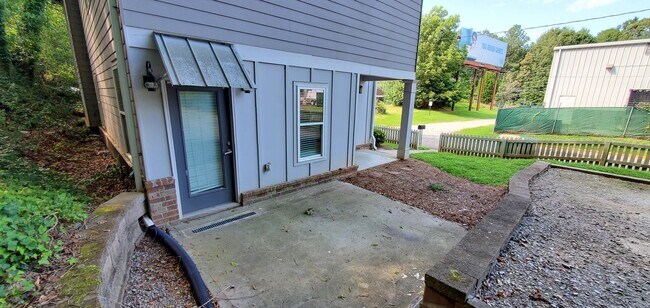 Building Photo - Preleasing for Fall 2026 - 4 Bedroom 4 Bat...
