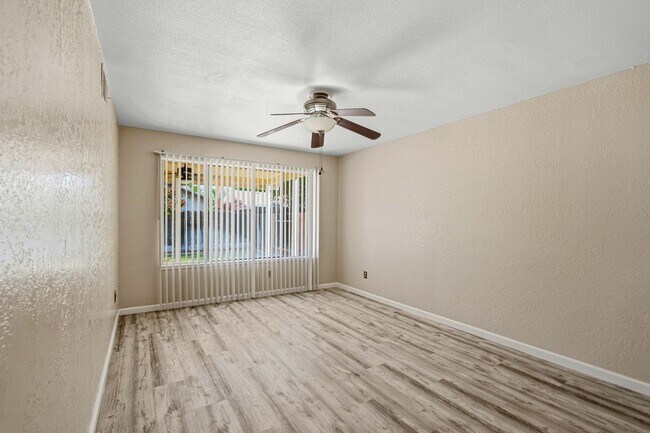 Building Photo - 2025 Sweetwater Dr