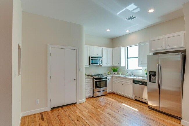 Building Photo - 3703 Main Poplar Dr