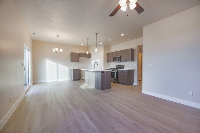 Building Photo - Crimson Park Town Home.