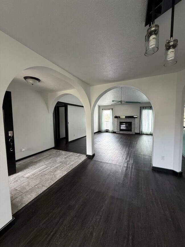 Building Photo - Spacious Basement Home with Breathtaking Views!!!