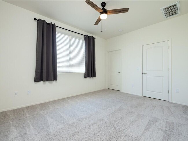 Building Photo - 3 Bedroom 2 Bathroom