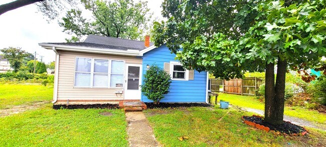 Building Photo - 104 Middleneck Ln