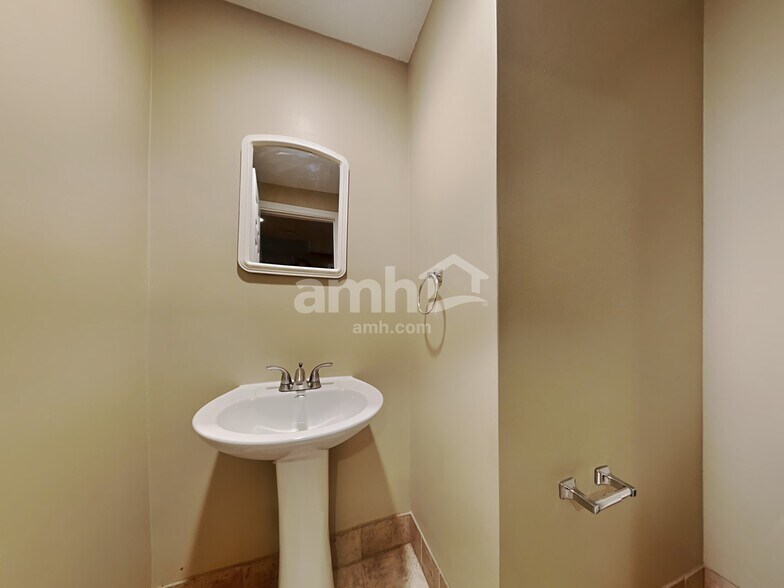 Building Photo - 180 Regency Sq