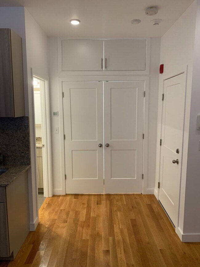 Building Photo - CHELSEA/BOSTON NEW LUXURY STUDIO- NO BROKER FEE! NO BROKER OR RENTAL FEES & FULLY FURNISHED!!