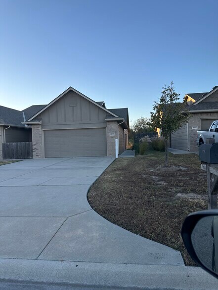 Building Photo - 4833 N Hillside Ct