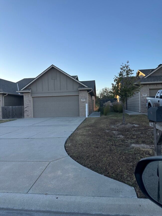 Building Photo - 4833 N Hillside Ct