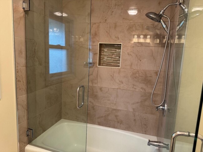 Building Photo - 1359 Country Club Dr