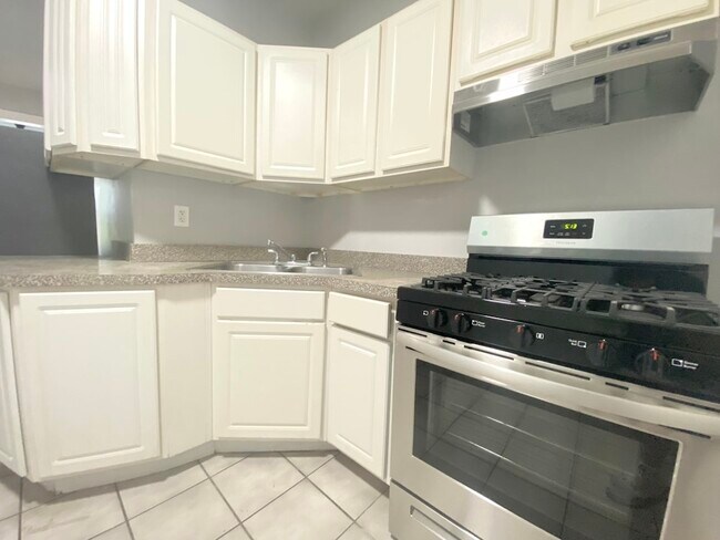 Building Photo - 1253 W Rosemont Ave