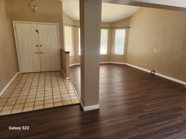 Building Photo - Beautiful 4 bedroom, 3 bathroom home locat...